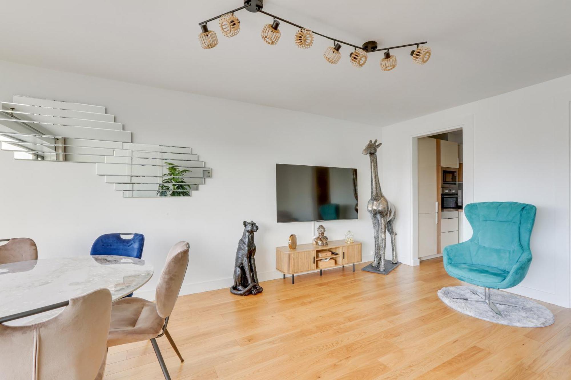 Luxury With Eiffel Tower View, 1 Min Metro, Parking * Parijs